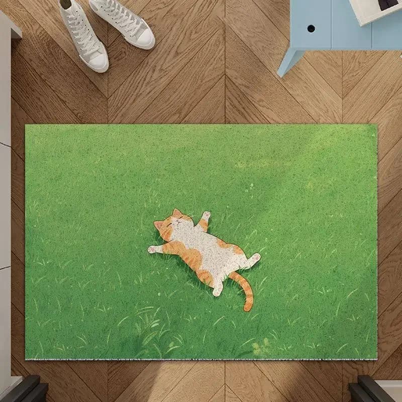 Simpatico tappetino da ingresso con gatto dei cartoni animati, tappeto antiscivolo per interni, divertente gattino sdraiato sulla erba, tappeto di benvenuto per l'ingresso di casa