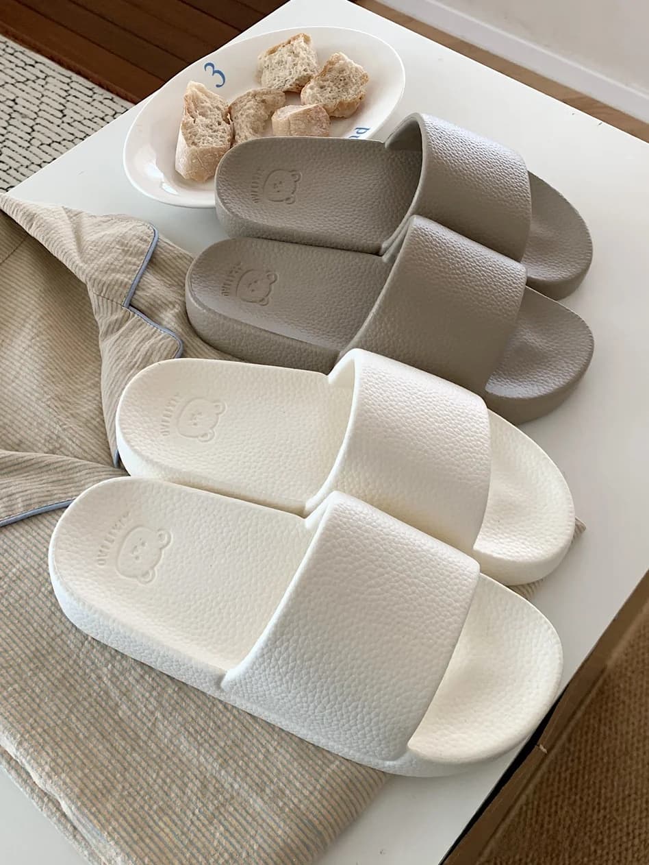 Simple summer slippers for the house, casual flat sandals for couples, comfortable indoor slippers in EVA for women, slip-on slippers for men and women
