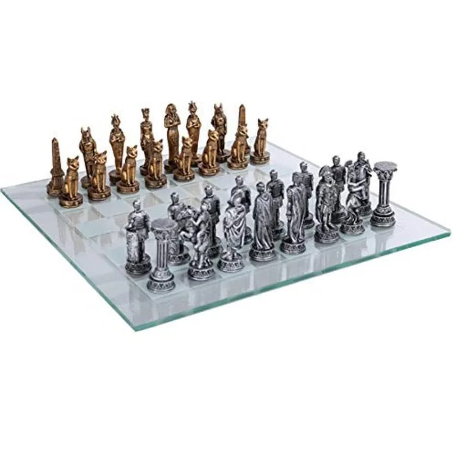 Set di Scacchi Romani vs Egiziani con Scacchiera in Vetro: Tema Storico, Figure in Resina, Oro e Blu, Dettagli Dipinti a Mano