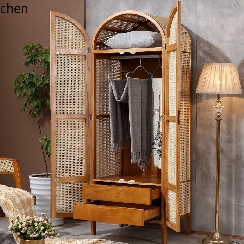 Armadio da camera a due ante in legno massello e rattan intrecciato, stile casual e artistico, modello PYH.