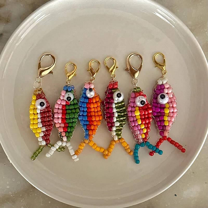 Zaino con ciondoli per borsa per custodia per telefono portachiavi con ciondolo a forma di pesce piccolo con perline colorate da 10 pezzi