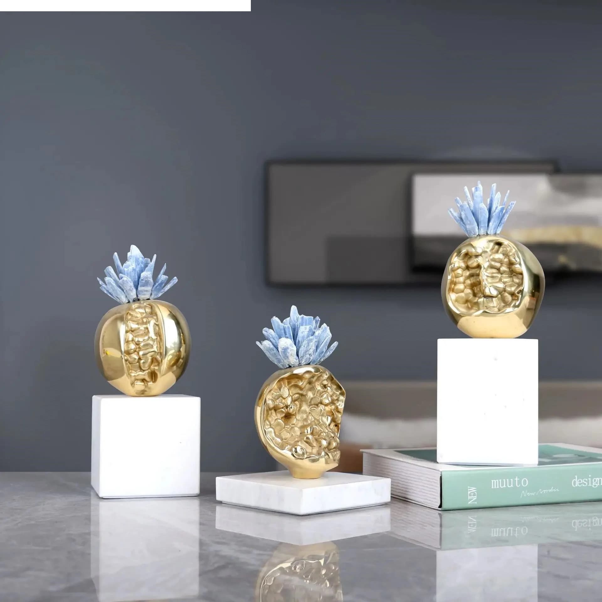 Scultura in cristallo di melograno metallizzato Ornamento in marmo Accessori per la decorazione della stanza con figurine in metallo blu oro