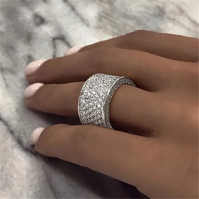 Anello da donna alla moda, leggero e lussuoso, stile Y2K, hip-hop di alta gamma, versione larga con micro-incastonatura di zirconi, adatto per fidanzamento e matrimonio, anello universale per coppie, gioiello unisex.