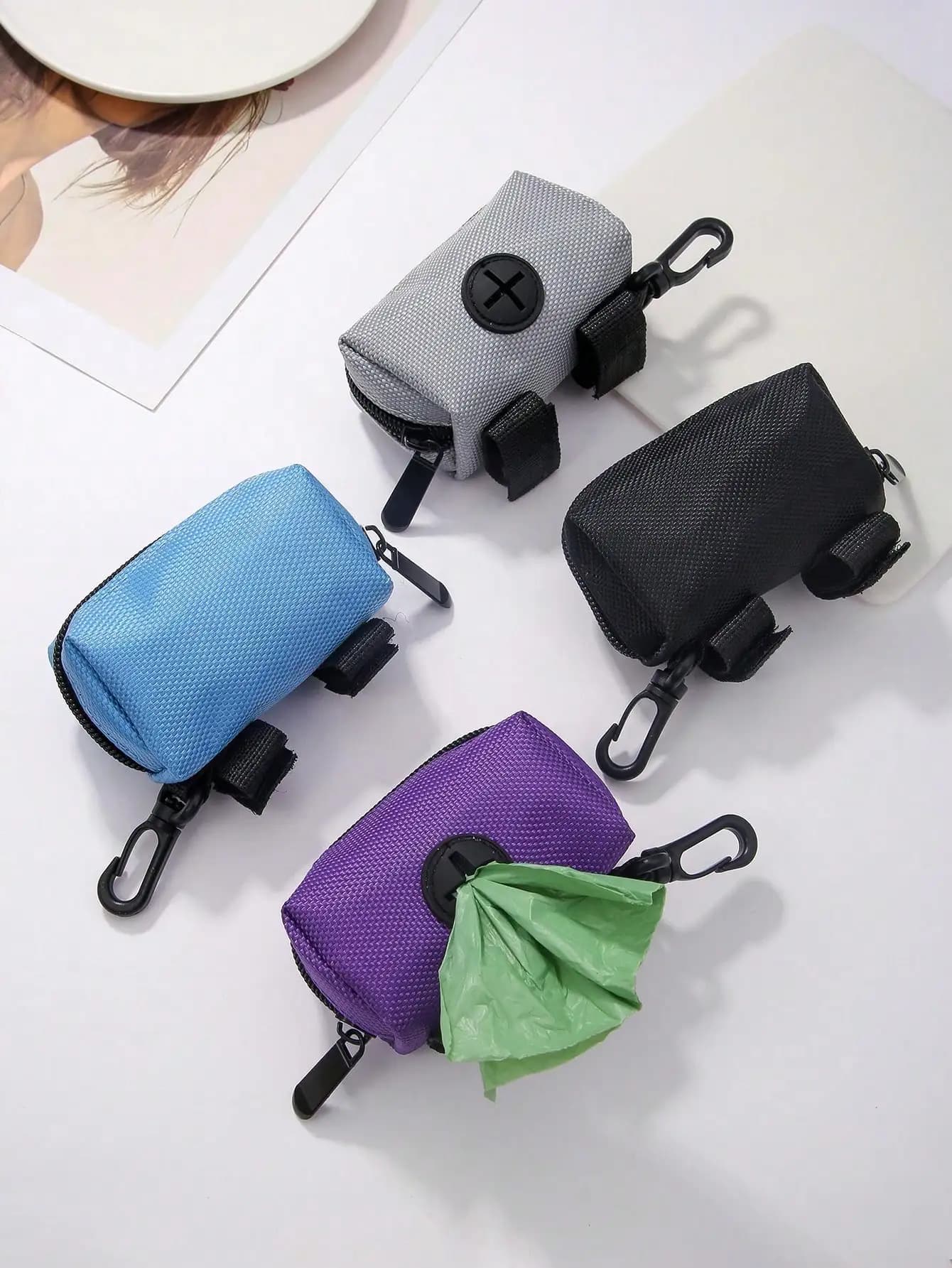 Dispenser Portatile per Sacchetti per Rifiuti di Animali Domestici, Porta Sacchetti per Escrementi di Cane con Clip per Guinzaglio, Comodo per Passeggiate all'Aperto, Accessori per la Pulizia