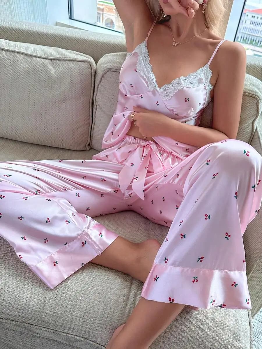 Set pigiama con top e pantaloni in raso con stampa di ciliegie rosa e finiture in pizzo