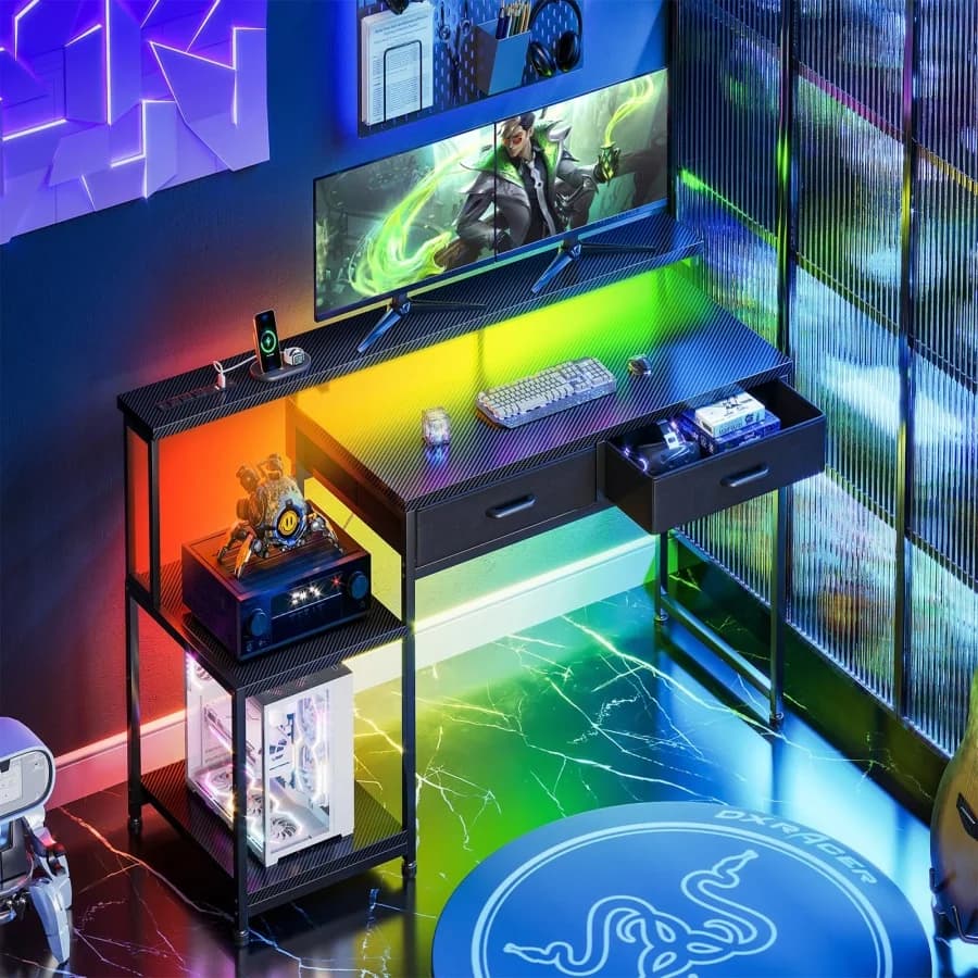 Scrivania da gaming con luci LED e presa di corrente, scrivania per computer da 55 pollici con cassetti, scrivania da ufficio con ampio ripiano portaoggetti