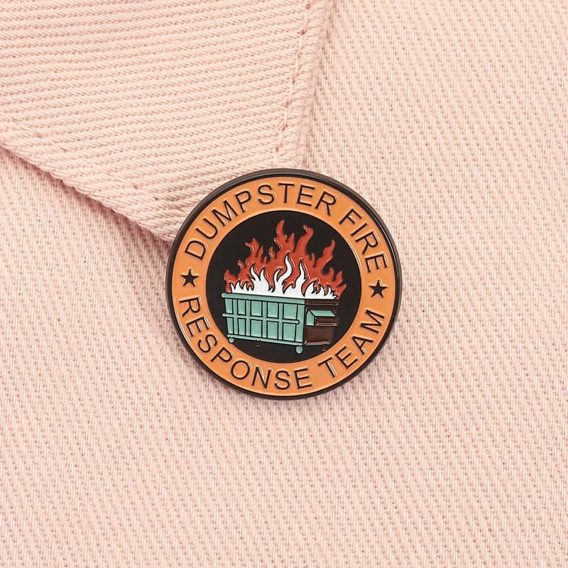 Dumpster Fire Response Team Spilla smaltata Divertente umorismo Citazione Pattumiera Fiamma Spilla Bavero Zaino Distintivo Gioielli Regalo per un amico