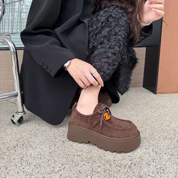 Scarpe da canguro con perline con suola spessa Mocassini da muffin versatili casual con lacci in velluto autunnale 2025 da donna