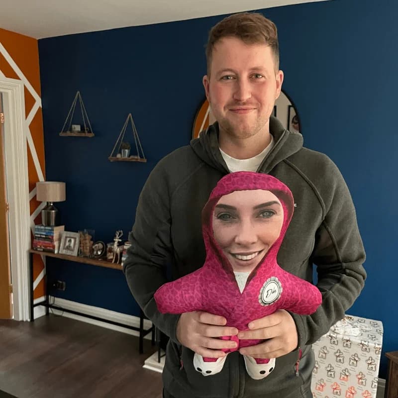 1 mini bambola di peluche personalizzata con stampa fotografica facciale personalizzata, pigiama rosa abbinato a stampa leopardata e fiocco in nastro, morbido