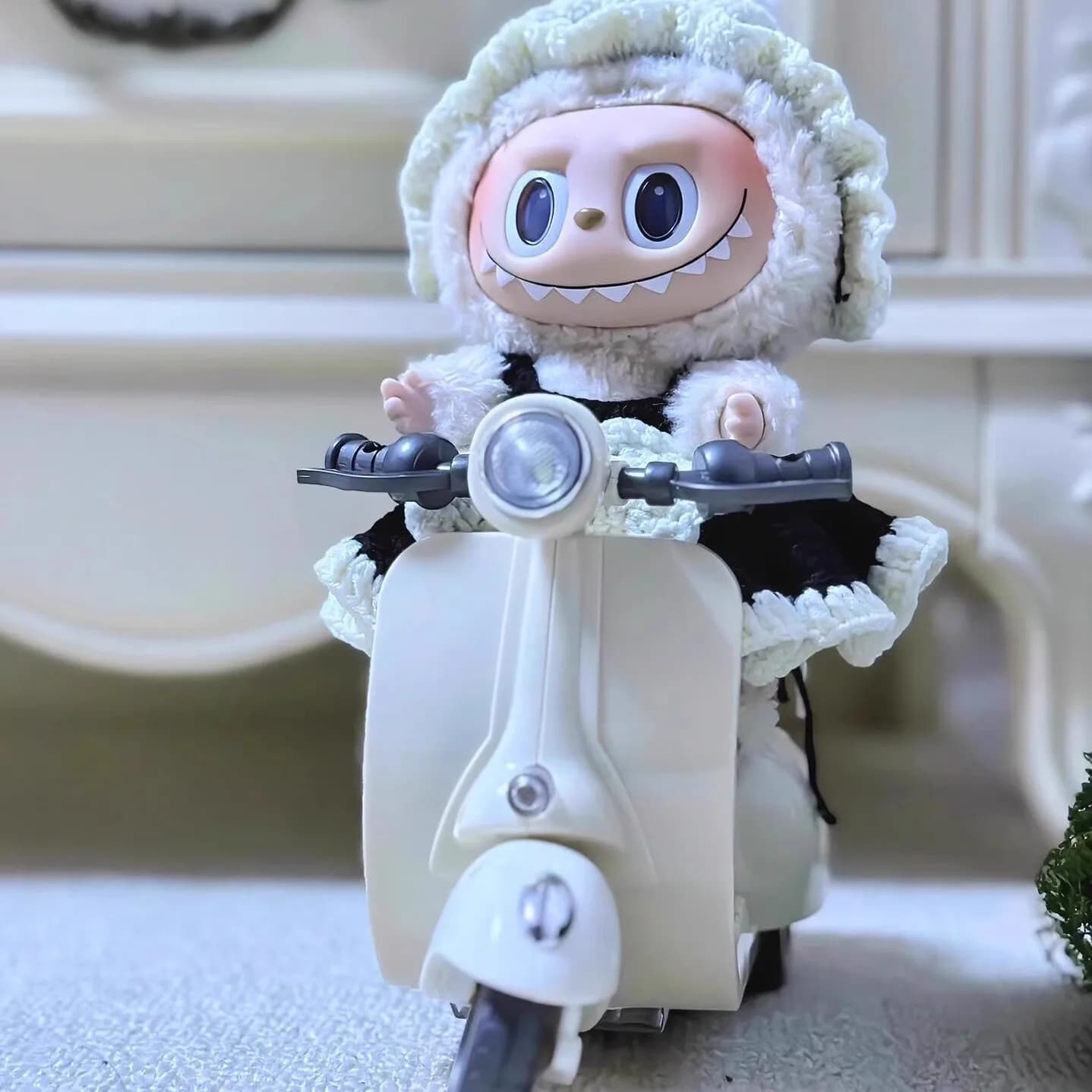 Mini moto elettrica Labubu Dolllabubu Accessori per bambole Divertenti giocattoli per bambole carine con luci e musica Regalo di Natale per bambini fai da te