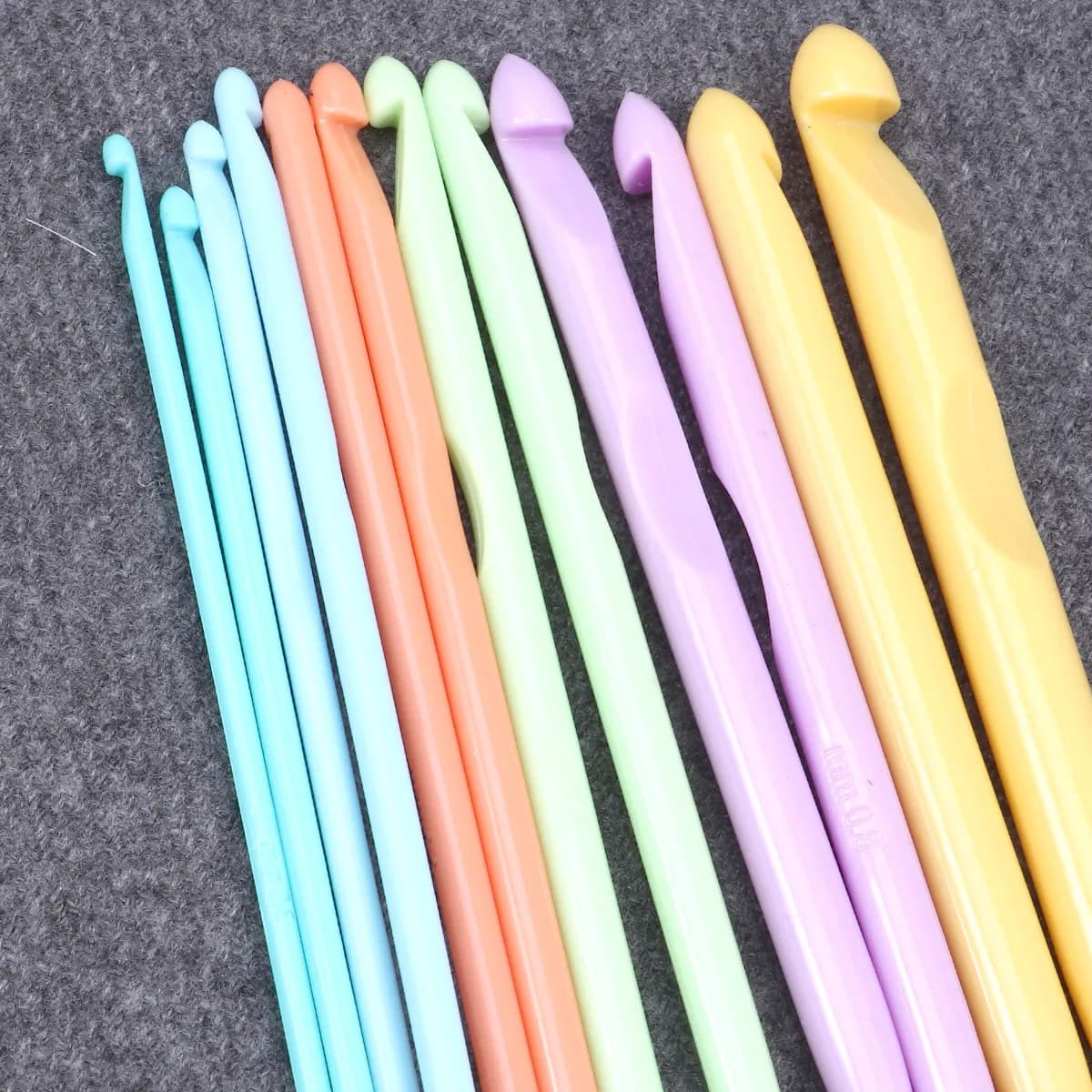 Set di 12 uncinetti in plastica per la creazione di tappeti, stile afghano/tunisino, 35mm 40mm 45mm 50mm 55mm 60mm 65mm 70mm 80mm 90mm 100mm