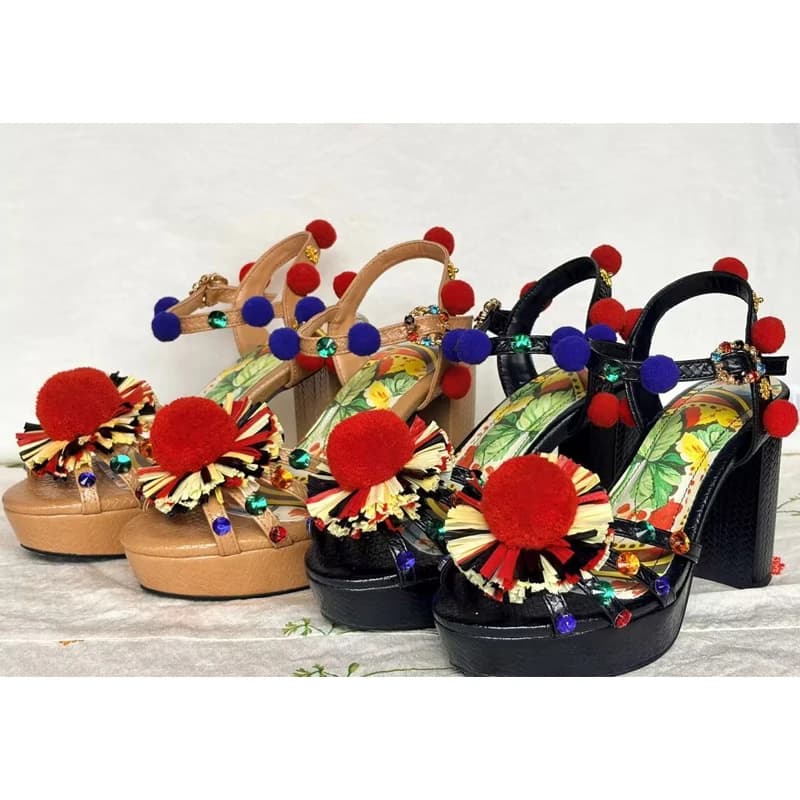 Sandali Donna Bohemien con Pompon, Plateau, Strass Multicolore, Tacco Grosso, Punta Aperta e Cinturino alla Caviglia – Perfetti per le Vacanze Estive