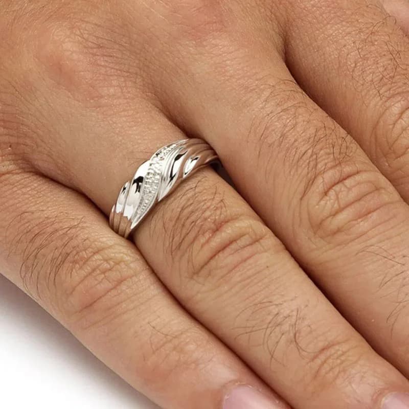 New creative woman's ring with inlaid zircons with woven pattern, European and American niche design, access of jewelry for light luxury couples