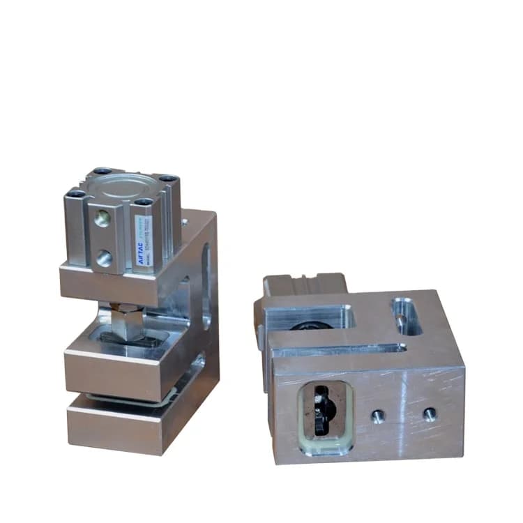 Pneumatic punching machine for butterfly hanging holes for plastic bags, essential bags, machine parts