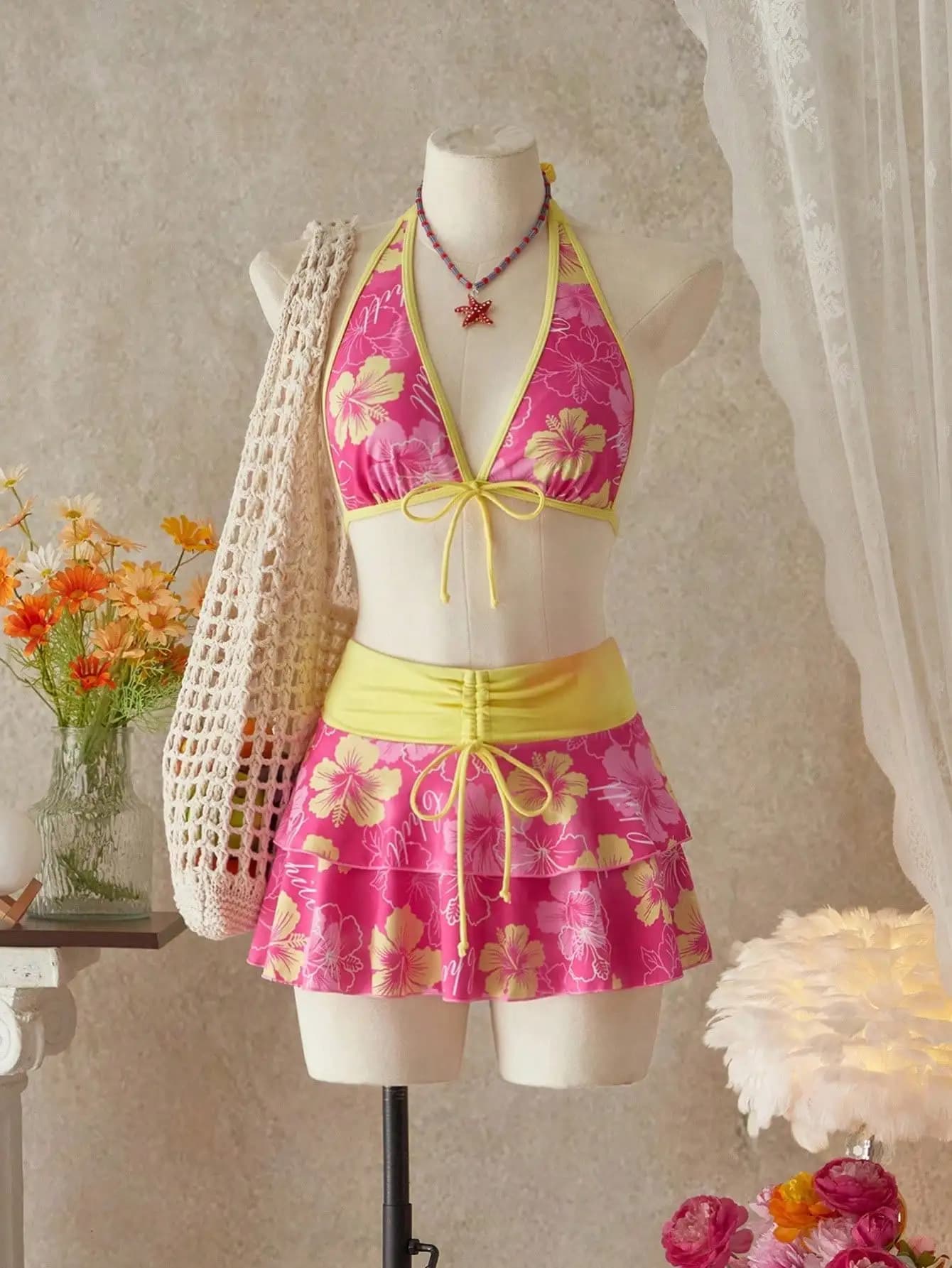 Costume da bagno a tre pezzi con top con stampa ibisco rosa e gonna a strati, ideale per la spiaggia o per festival.