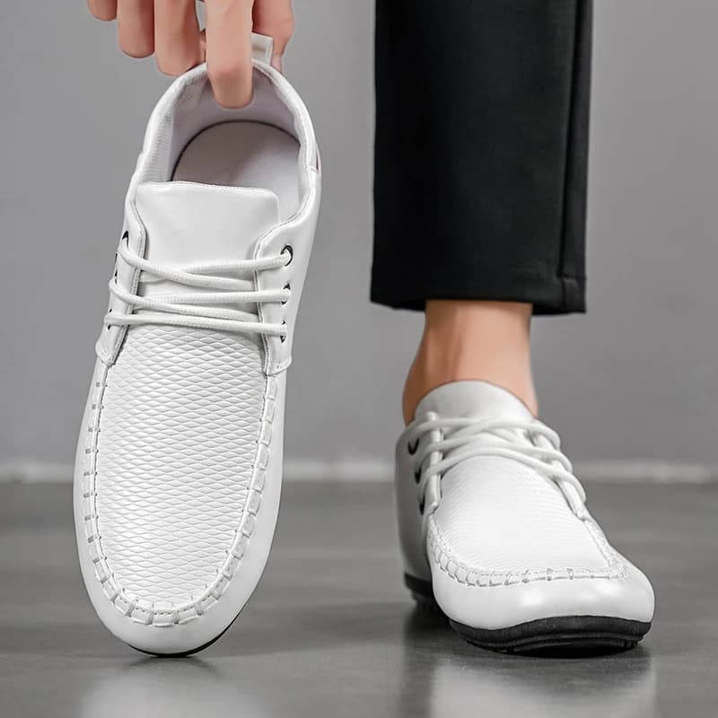 Mocassini Bianchi in Ecopelle con Emblema Cavallo, Design con Lacci, Suola Morbida Antiscivolo, Comodi Scarpe Casual da Guida per il Business
