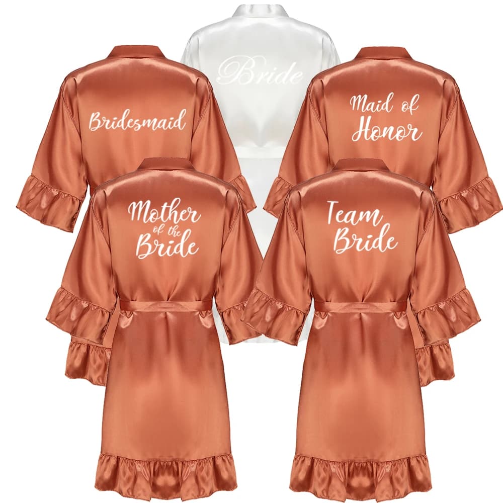 Abiti da damigella d'onore della sposa di nozze per le donne regali della festa nuziale abito da squadra abito da notte in raso di seta Kimono con lettera bianca con volant