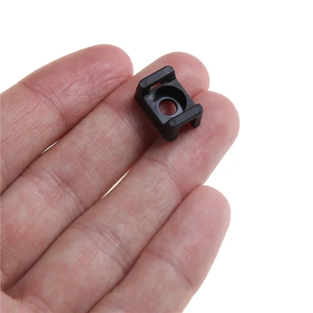 Supporto per fascette stringicavo nero, tipo sella, base per il fissaggio dei cavi
