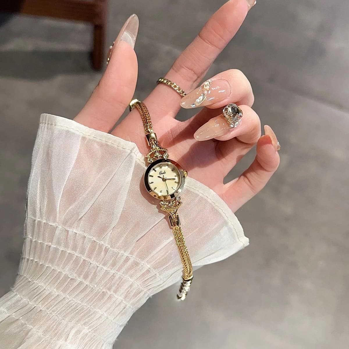 Orologio da donna ultrasottile alla moda Orologio da polso al quarzo con quadrante piccolo dorato di lusso Orologio da polso da donna semplice ed elegante da donna