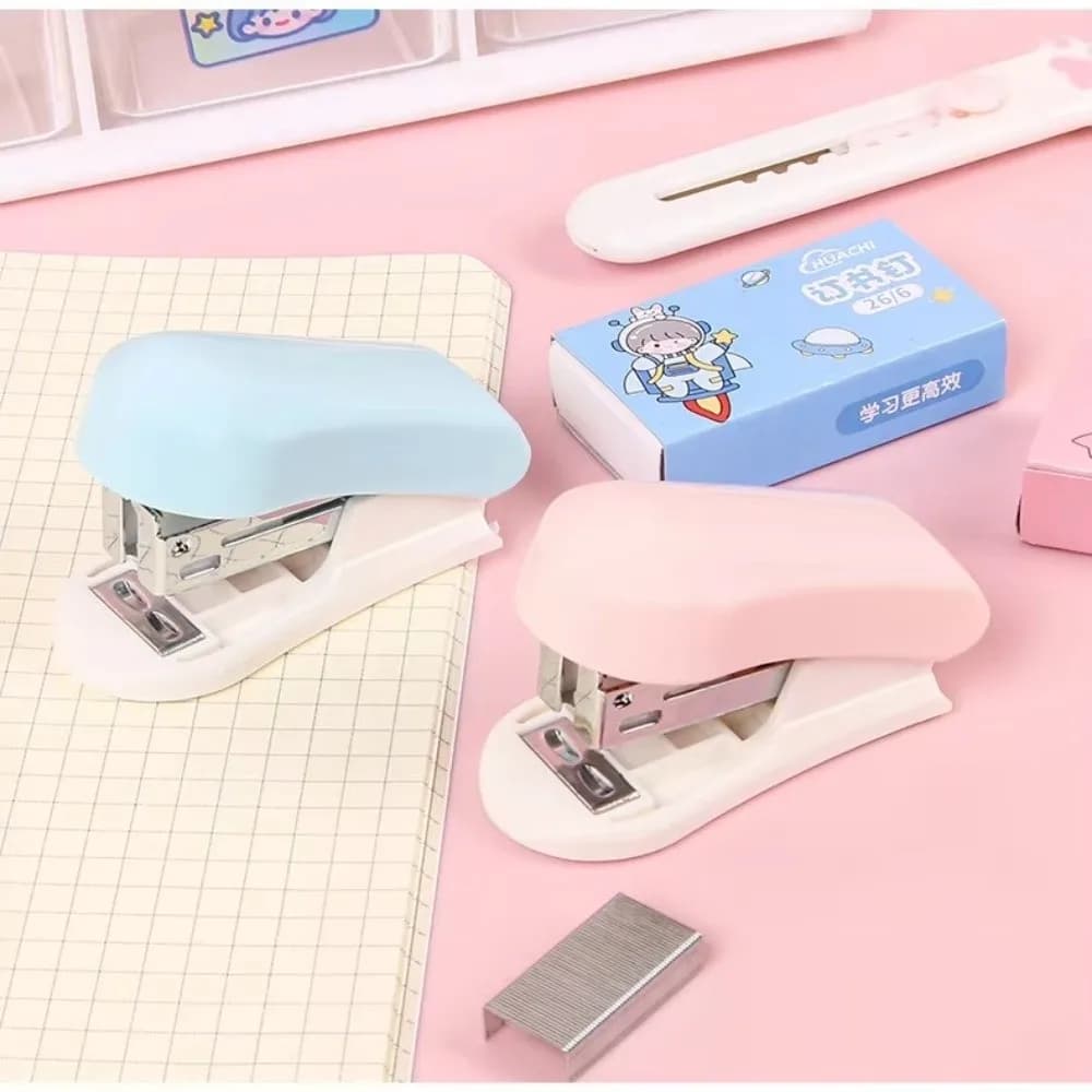 Mini cucitrice di design a fumetti Colore macaron Comoda macchina per rilegatura con graffette Cucitrice per studenti di piccole dimensioni Uso in ufficio