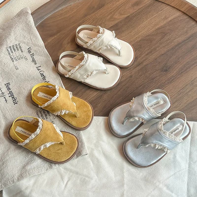 Sandali piatti casual alla moda per bambini, stile francese di nicchia, versatili, con suola morbida e confortevole, tendenza estate 2026