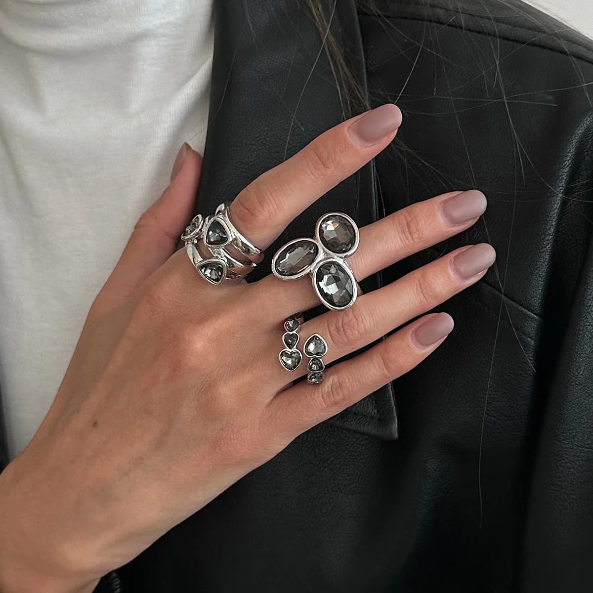 Anelli di strass acrilici intarsiati di lusso leggero per le donne Anello aperto geometrico di cristallo grigio Gioielli di moda da indossare ogni giorno minimalista