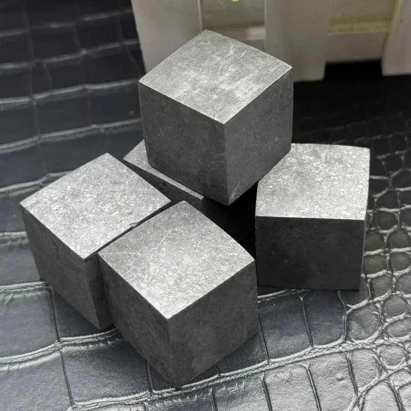Cubi di Shungite, Cristallo Naturale Levigato, Pietre Energetiche per Reiki, Meditazione, Yoga, Protezione EMF, Roccia Nera Purificante