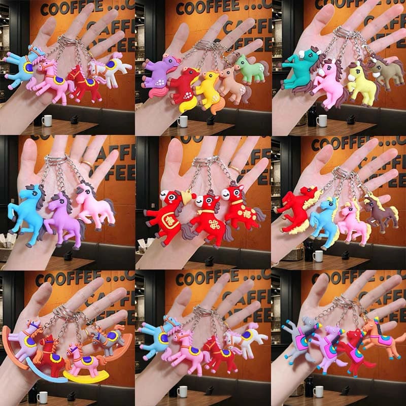 Ciondolo bambola pony zodiacale Ciondolo capodanno cinese Cavallo mascotte Giocattoli Portachiavi pony Ciondolo specchietto retrovisore per auto Regalo bambola appesa