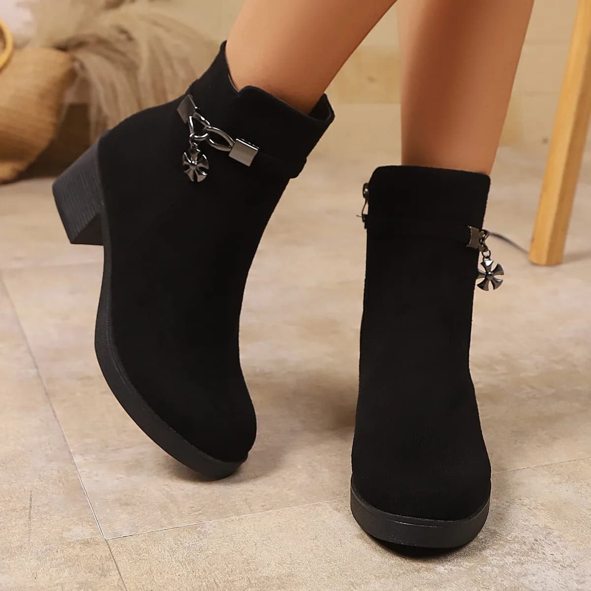 Nuovi stivali da lavoro casual comodi con punta tonda alla moda Stivali corti eleganti antiscivolo con suola spessa in pelle scamosciata invernale per donna
