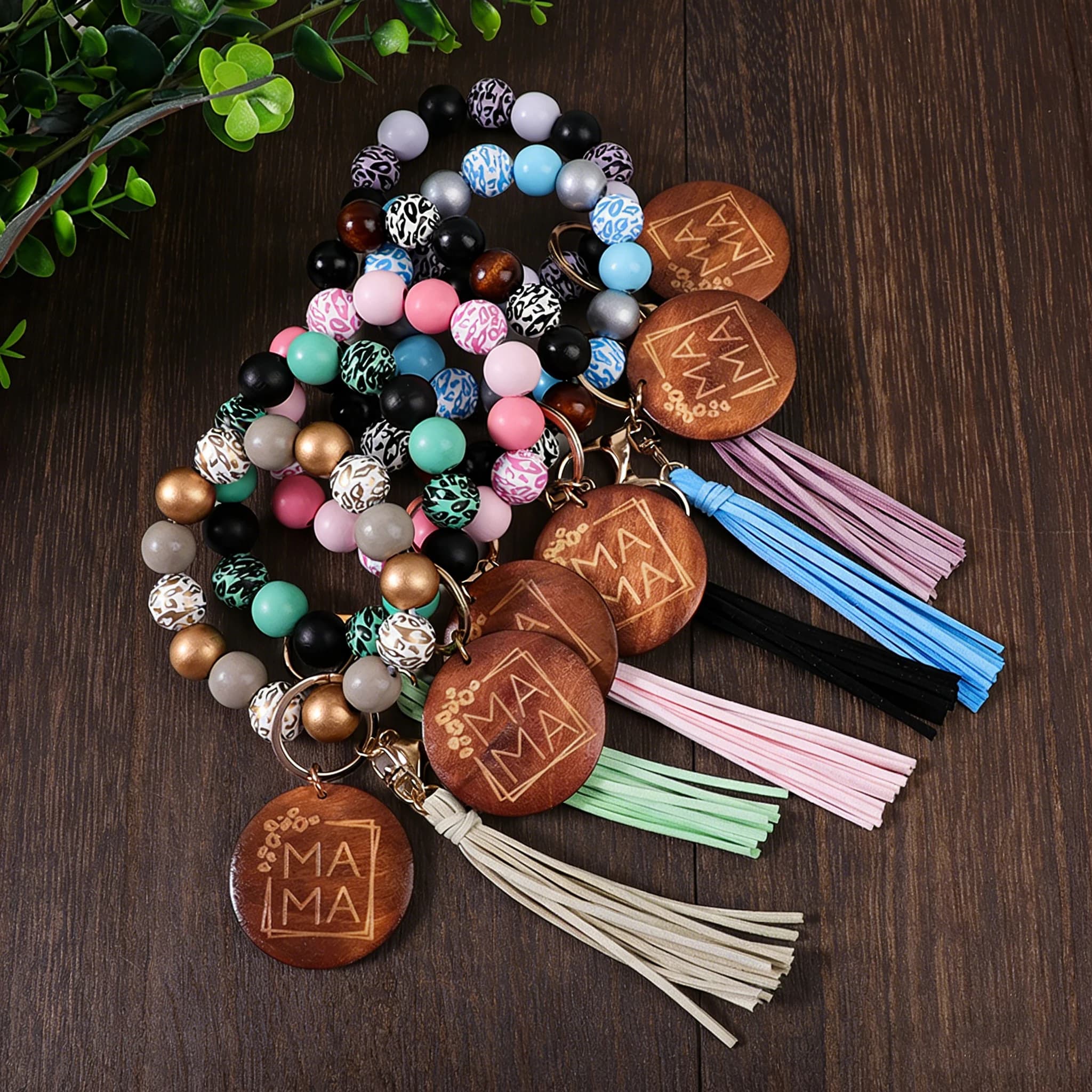 Set da 6 pezzi con ciondolo MAMA stampato e decorato con perline, portachiavi da polso con perline, portachiavi anti-smarrimento per auto, accessorio per zaino, regalo per la Festa della Mamma
