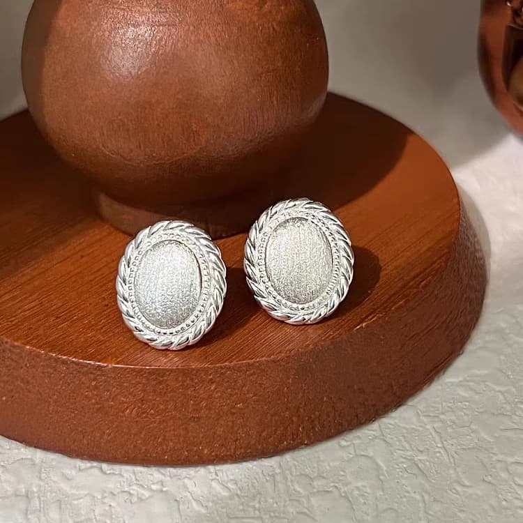 Orecchini a perno ovali piccoli e delicati in stile coreano, con bordo ritorto e finitura spazzolata, orecchini tridimensionali di alta moda