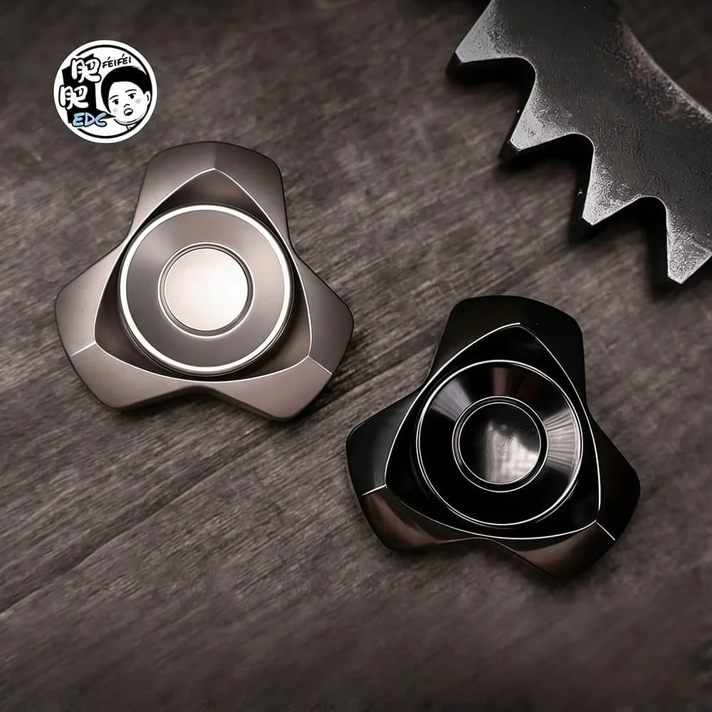 FeiFei EDC Ye Ying Fidget Spinner a Tre Lame, Giocattoli Antistress per Adulti, Gadget in Metallo per Alleviare l'Ansia, Design Originali