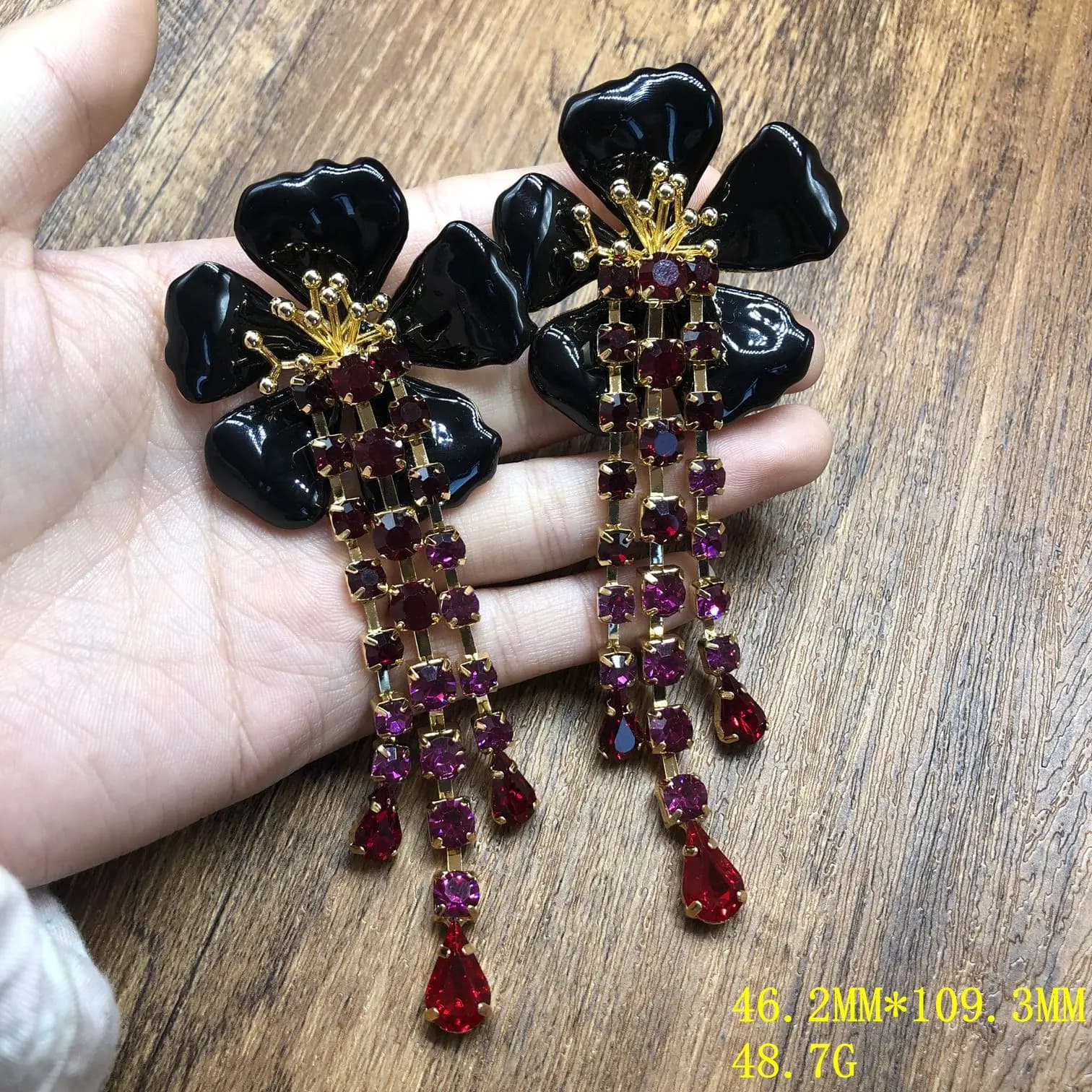 Gioielli alla moda e versatili, collana con perline placcata in oro vero, orecchini lunghi con grandi fiori smaltati e frange.