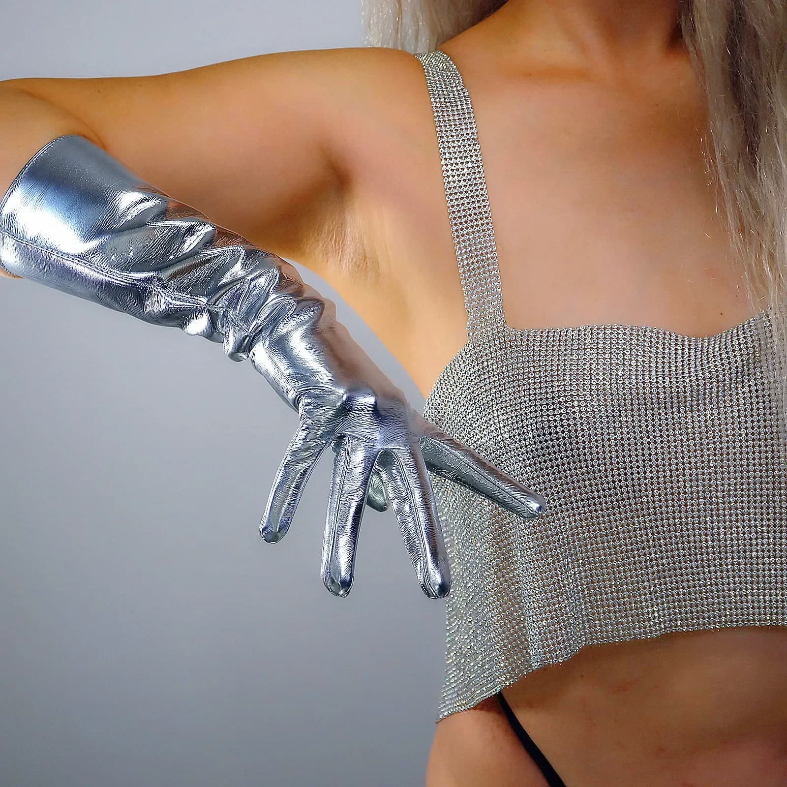 Guanti da donna DooWay in similpelle laccata, colore argento metallizzato lucido, effetto specchio, lunghezza al gomito, in finta pelle verniciata LATEX, per cosplay, costumi, serate ed opera.