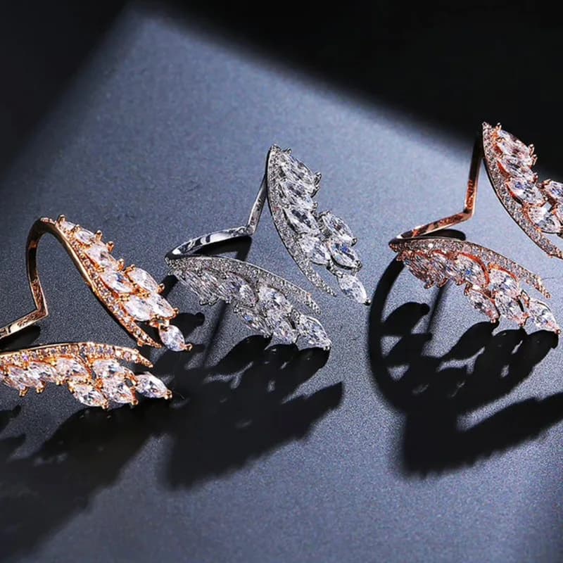 Adjustable ring with brilliant opening with inlaid zircons, elegant high-end temperament, new women's jewelry for exquisite and elegant parties