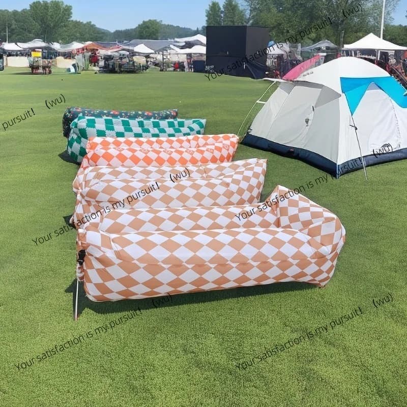 Divano gonfiabile portatile reclinabile singolo per esterni, ideale per festival musicali, campeggio e picnic, utilizzabile anche come sacco a pelo esteso.