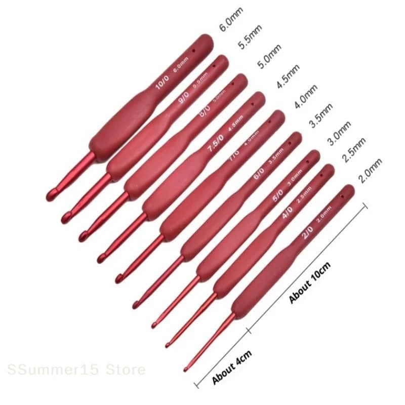 Set di 9 uncinetti rossi con impugnatura ergonomica per mani artritiche, ferri da maglia extra lunghi per principianti e per lavorare con il filato.