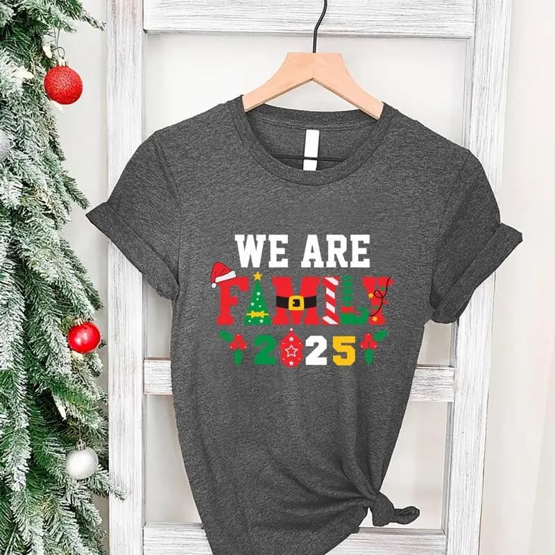 We Are Family 2025 T Shirt Capodanno Buon Natale abbinato alla festa di Natale felice