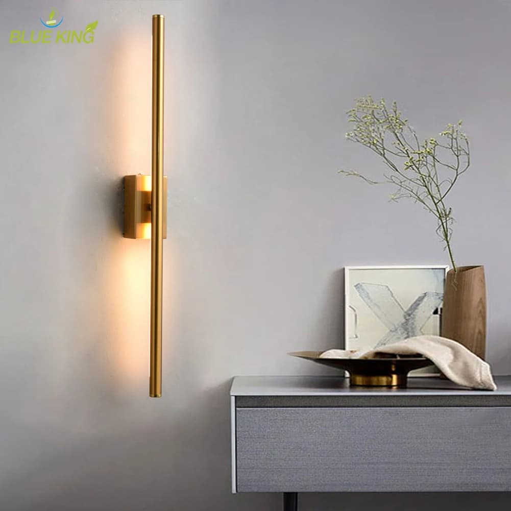 Lampada da Parete in Metallo Dorato di Lusso Nordico per Camera da Letto, Semplice e Creativa, Luce di Lettura Lunga per Soggiorno