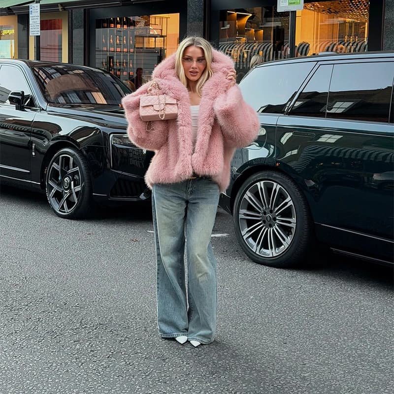 Giacca da donna in pelliccia sintetica rosa spessa moda casual con cappuccio manica intera cappotto allentato di lusso 2025 inverno nuova signora pendolare soprabito