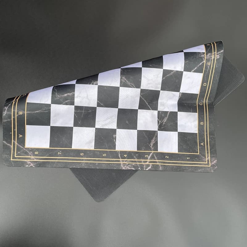 Scacchiera in gomma morbida effetto marmo da 52 cm/20,47 pollici, grande, arrotolabile e riponibile, per giochi di scacchi e intrattenimento durevoli.
