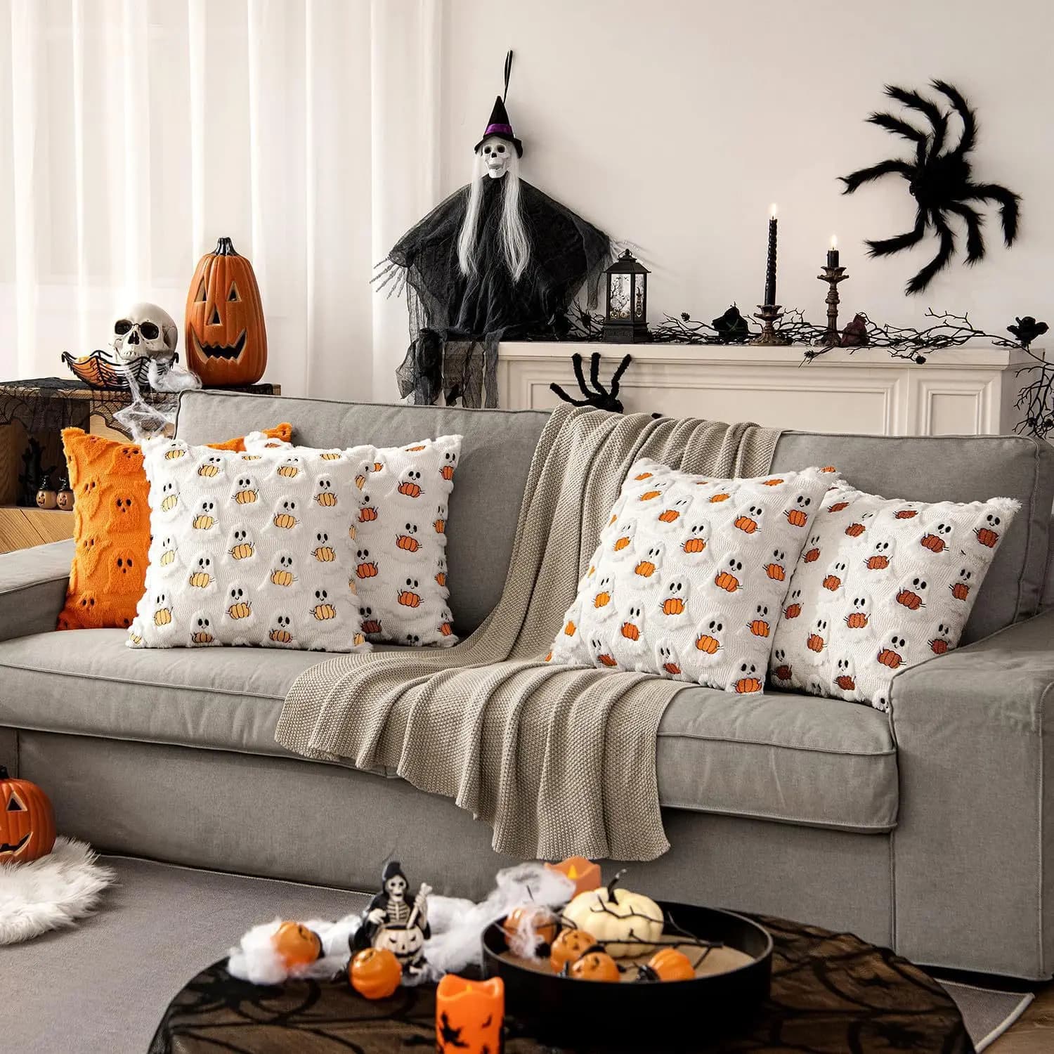 Fodere per cuscini in pelliccia sintetica peluche zucca fantasma 18x18 pollici Morbido arredamento di Halloween per divano letto soggiorno, bianco arancione brillante