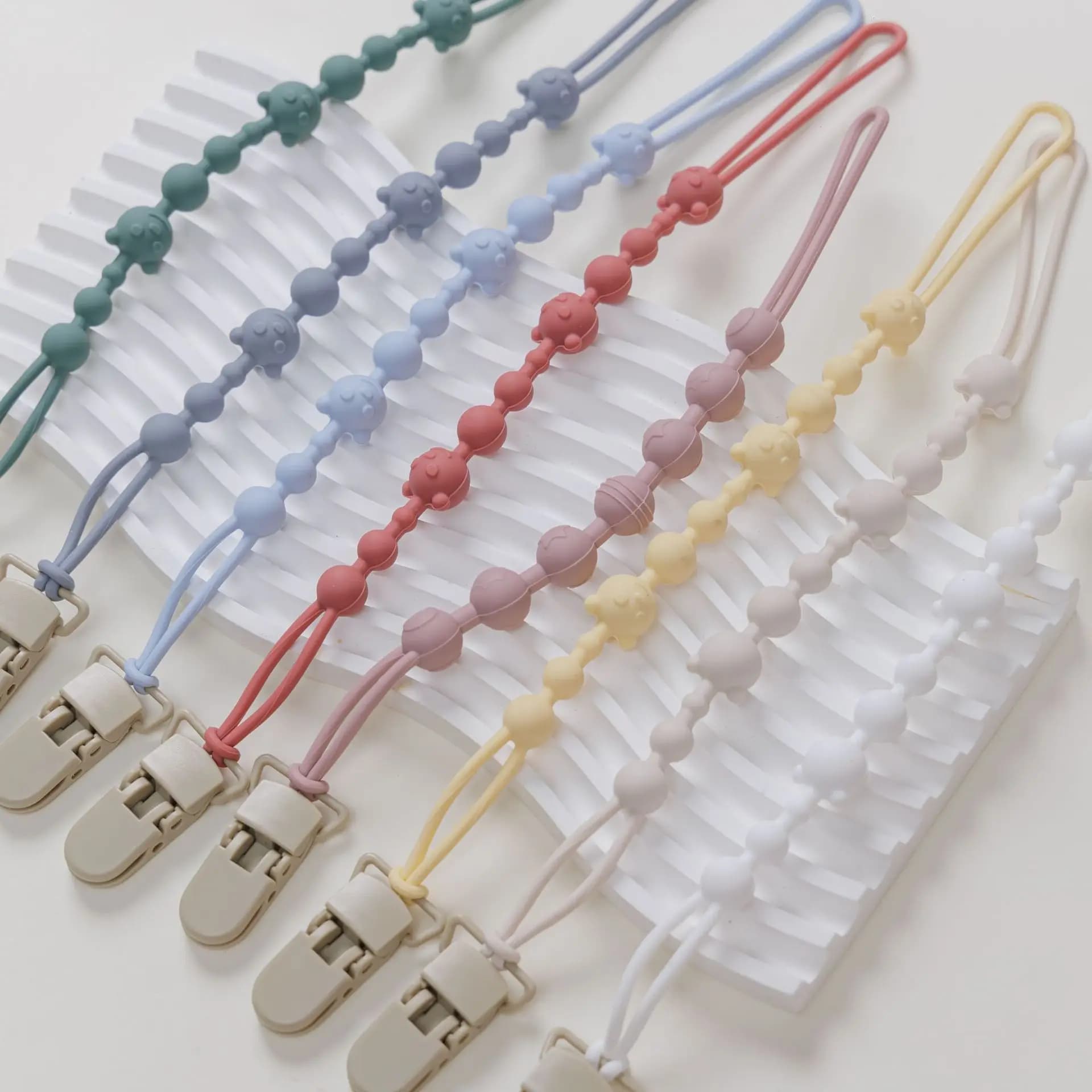 Clip per ciuccio in silicone lenitivo per bambini Guinzaglio per ciuccio morbido e flessibile con clip Anti-perdita Passeggino Massaggiagengive Neonati Giocattolo che mordono