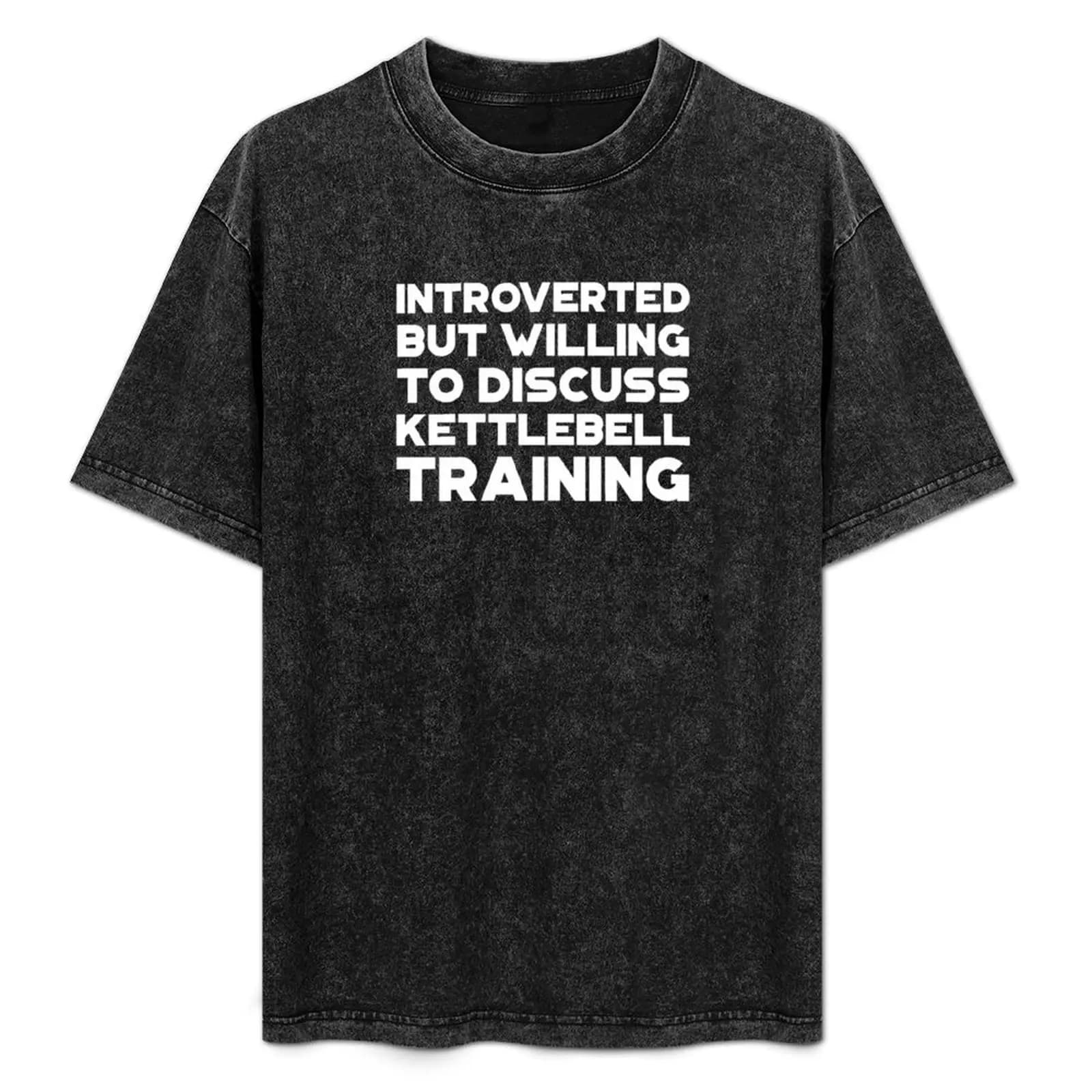 Introverso ma disposto a discutere sulle allenamenti con kettlebell. T-shirt casual a maniche corte in stile street.