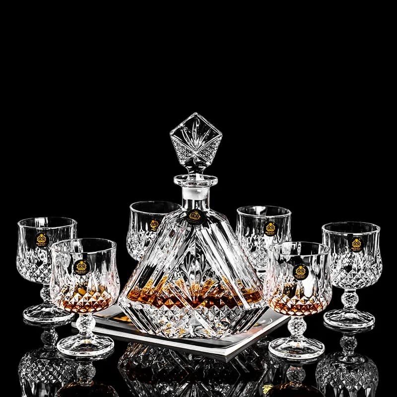 Set di whisky in vetro di cristallo in stile ceco, design di decorazione morbida per tazze di vino stranieri di fascia alta, decorazione della stanza modello