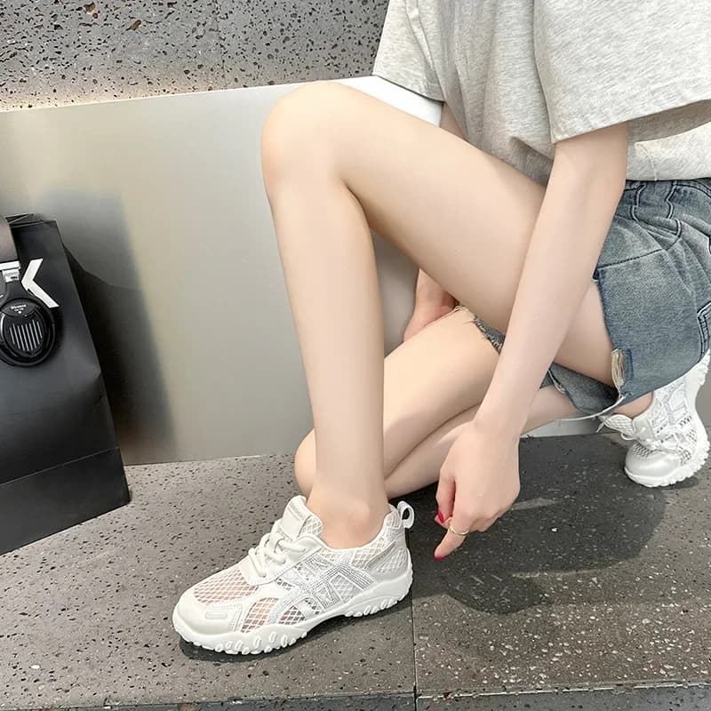 Sneakers da donna con plateau in mesh traspirante per l'estate 2026, scarpe casual alla moda con lacci incrociati, comode e antiscivolo, ideali per la corsa