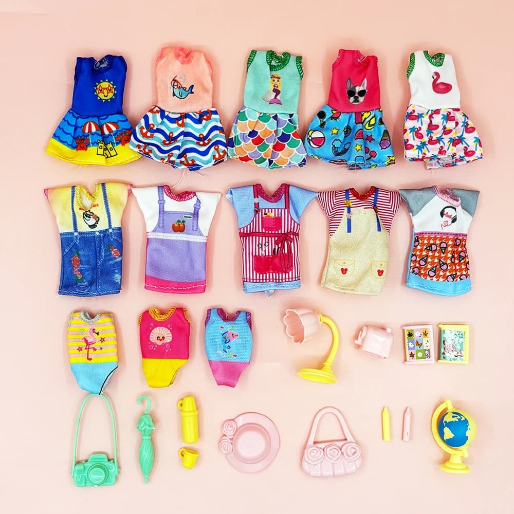 Set di 26 Pezzi di Abbigliamento per Bambole da 5,5 Pollici - Include 5 Vestiti, 5 Abiti a T-Shirt, 3 Costumi da Bagno e 13 Mini Accessori Regalo