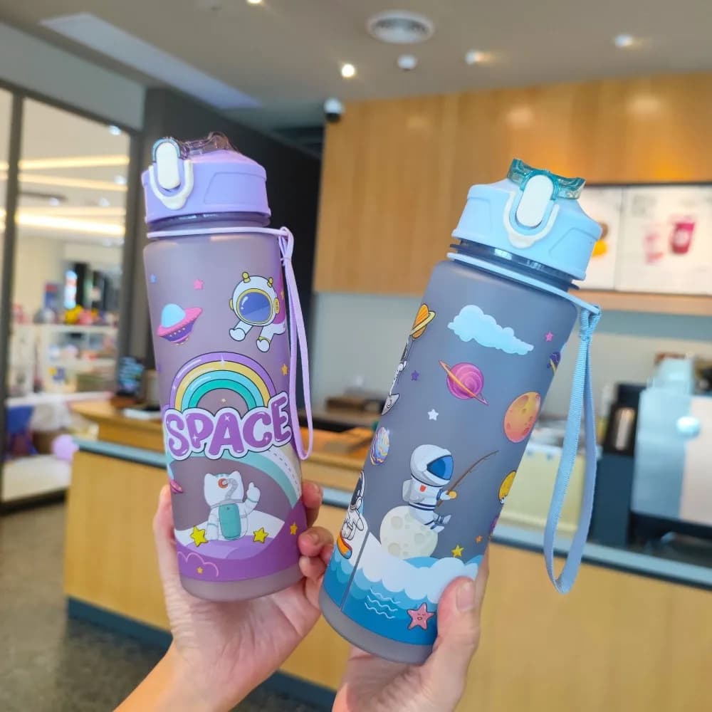 Tazza di plastica dello spazio dell'astronauta del fumetto casuale tazza di acqua dello studente della tazza sippy della corda portatile con il fermo