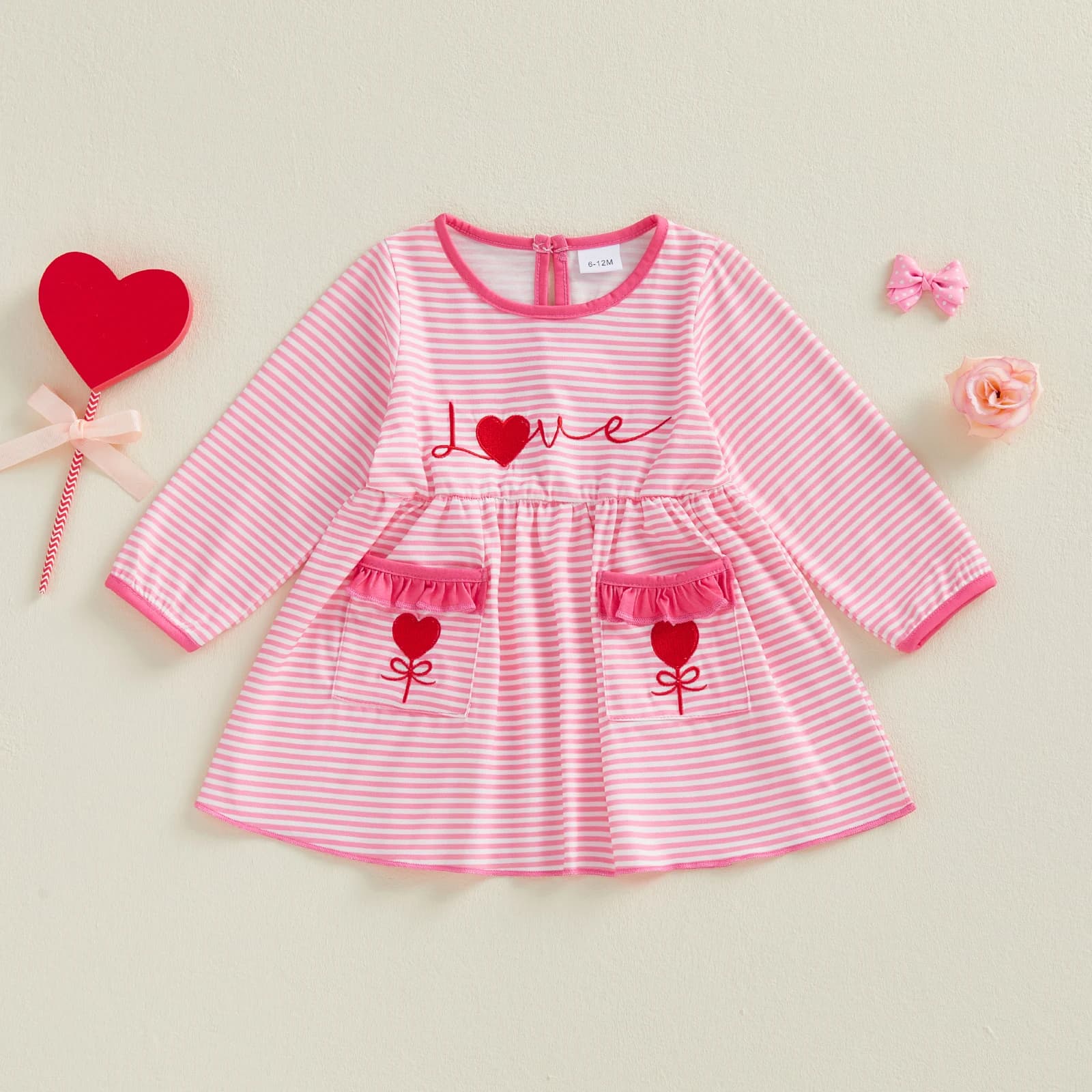 Abito da ragazza a righe con scollo tondo a maniche lunghe con stampa a cuore per San Valentino con lettere d'amore ricamate