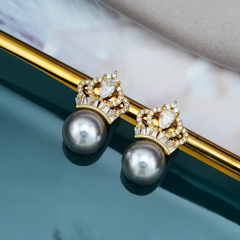 Orecchini a Perno con Corona di Zirconi e Perle, Lusso Discreto, Nobili ed Eleganti, Stile Francese Raffinato per Donne